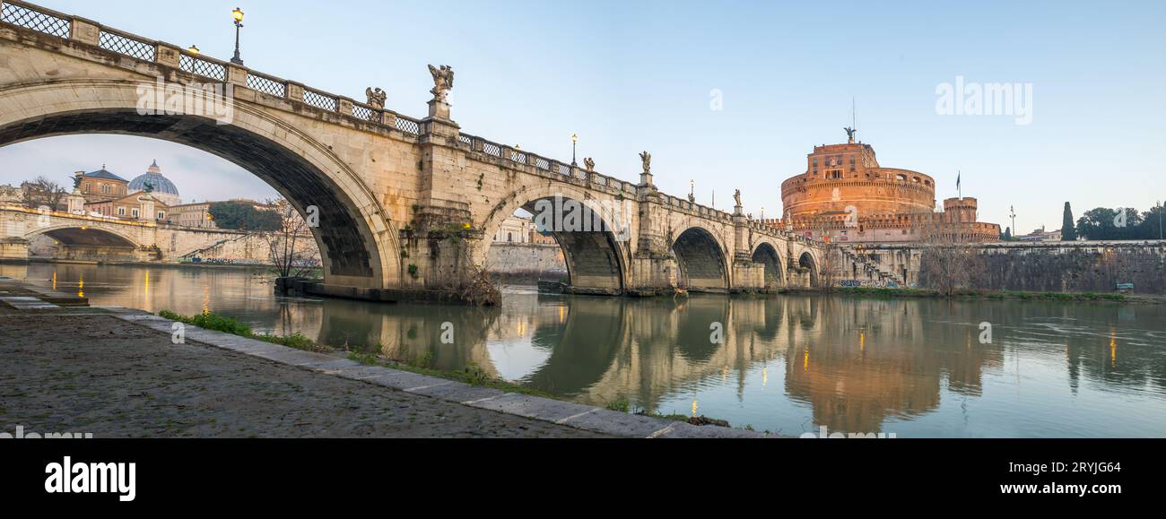 Angel Château avec pont à Rome, Italie Banque D'Images