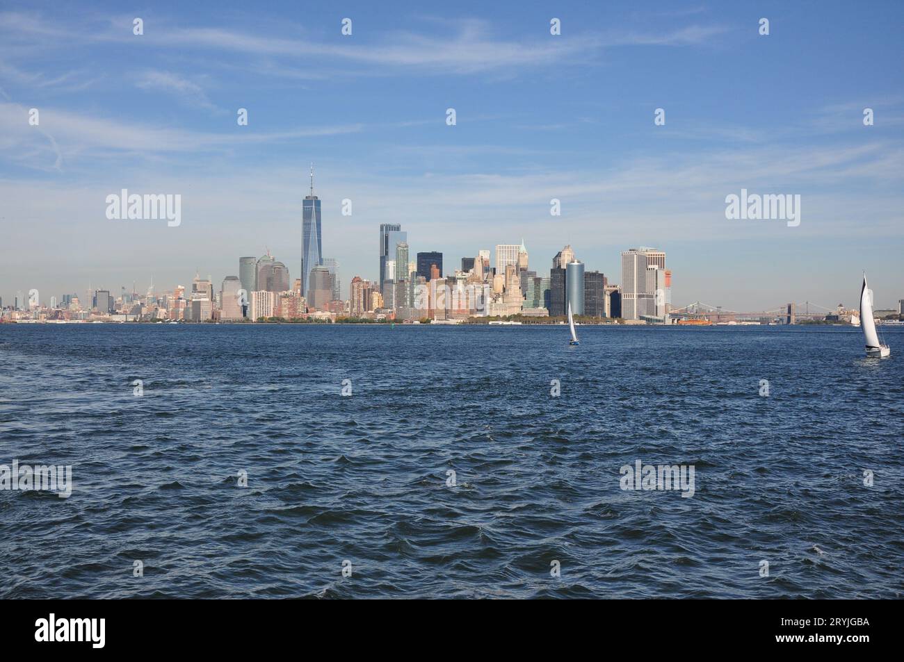 Magnifique plan des gratte-ciel de Manhattan contre l'océan bleu à New York Banque D'Images