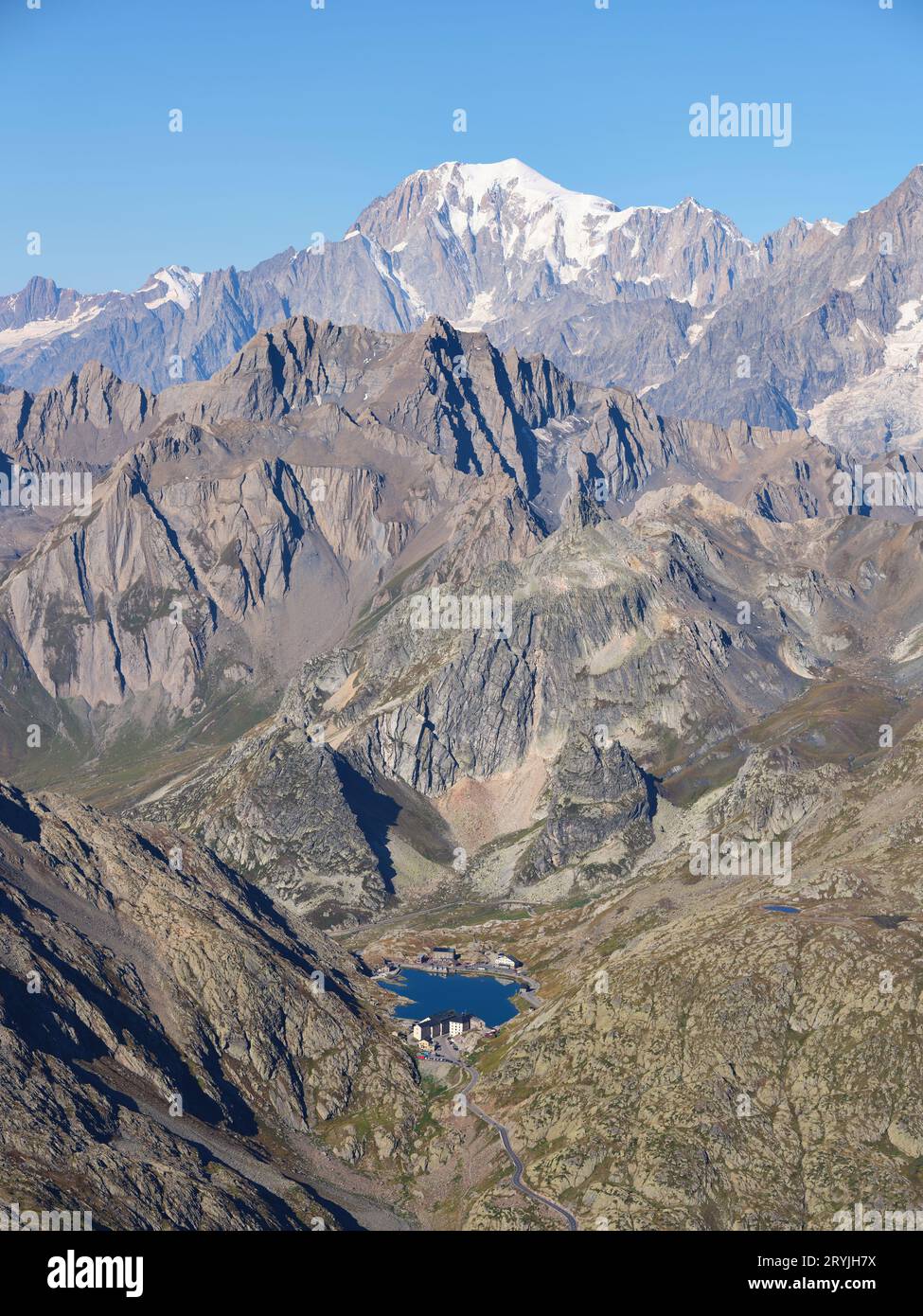 VUE AÉRIENNE. Col du Grand Saint-Bernard (au bord du lac). La deuxième moitié du lac au Mont blanc au loin est l'Italie, premier plan est la Suisse. Banque D'Images