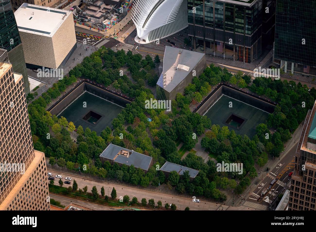 Vue aérienne sur le mémorial de 9/11 et le musée dans la ville de Newy York, Lower Manhattan. Nichez dans le bâtiment du one World Trade Center. Banque D'Images