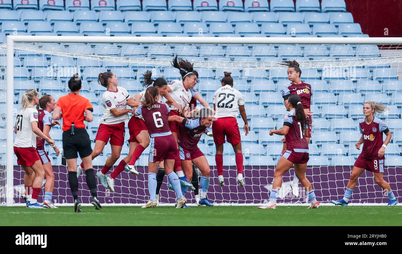 Birmingham, Royaume-Uni. 01 octobre 2023. Manchester presse l'action dans la zone de but d'Aston Villa lors du match de FA Women's Super League 1 entre Aston Villa Women et Manchester United Women à Villa Park, Birmingham, Angleterre le 1 octobre 2023. Photo de Stuart Leggett. Usage éditorial uniquement, licence requise pour un usage commercial. Aucune utilisation dans les Paris, les jeux ou les publications d'un seul club/ligue/joueur. Crédit : UK Sports pics Ltd/Alamy Live News Banque D'Images