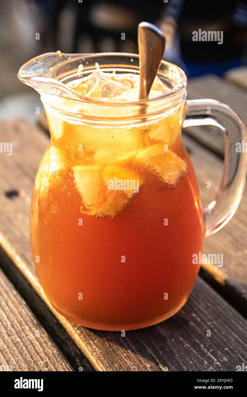 Pot de sangria traditionnelle faite avec du vin blanc et des fruits Banque D'Images