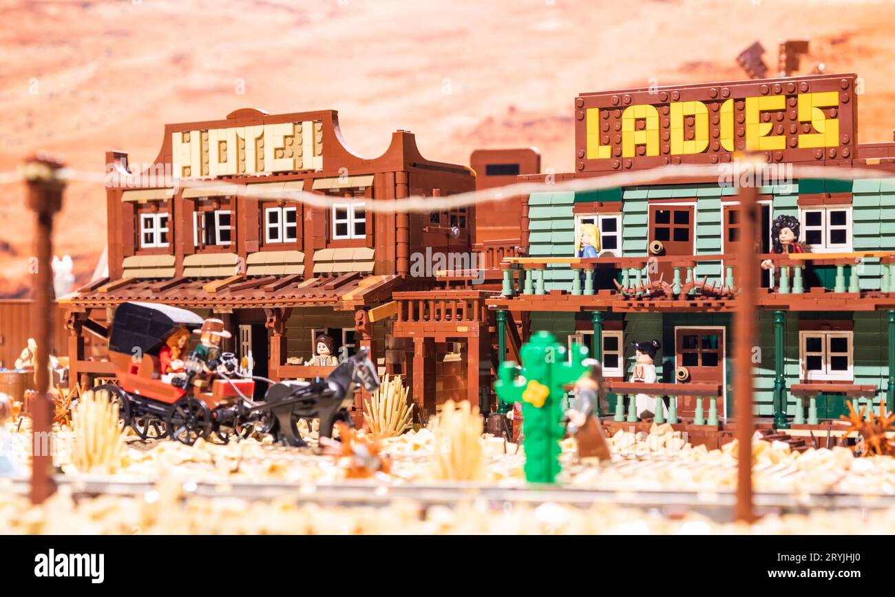 Blocs de construction en plastique coloré - plaisir et éducation Banque D'Images