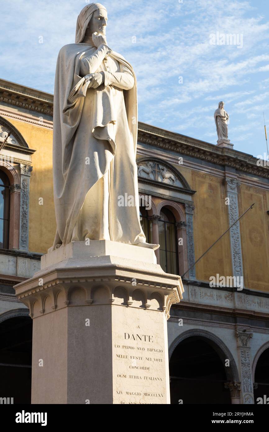 Vérone, Italie - statue de Dante Alighieri, célèbre poète ancienne sculpture. Banque D'Images
