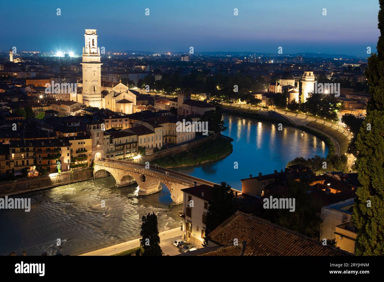 Vérone, Italie - juin 2022 : panorama de nuit. Paysage urbain éclairé avec pont panoramique. Banque D'Images