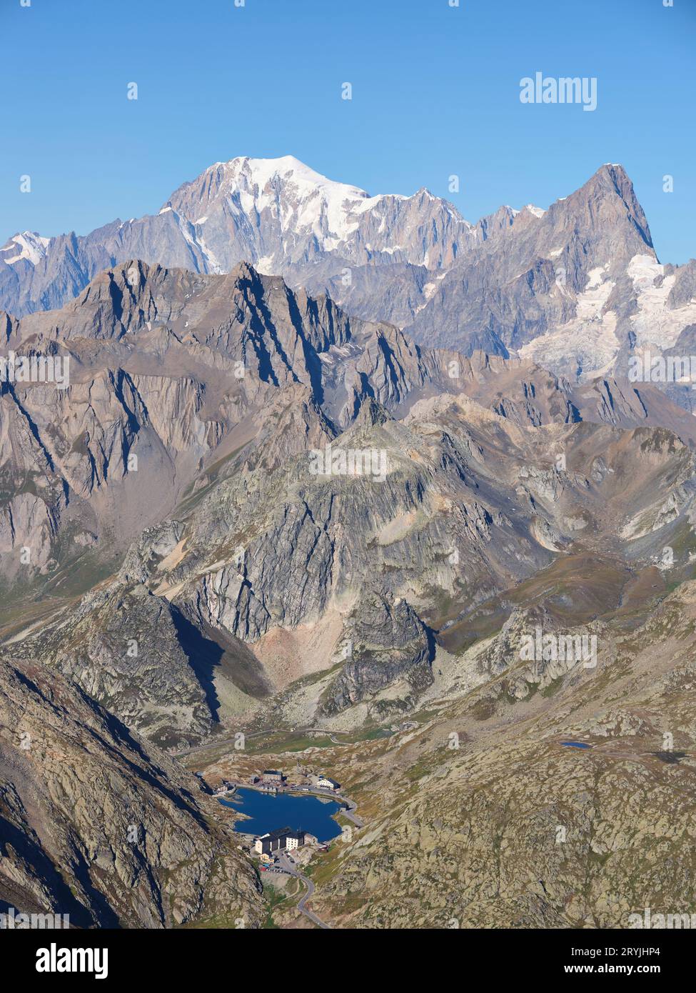 VUE AÉRIENNE. Col du Grand Saint-Bernard (au bord du lac). La deuxième moitié du lac au Mont blanc au loin est l'Italie, premier plan est la Suisse. Banque D'Images