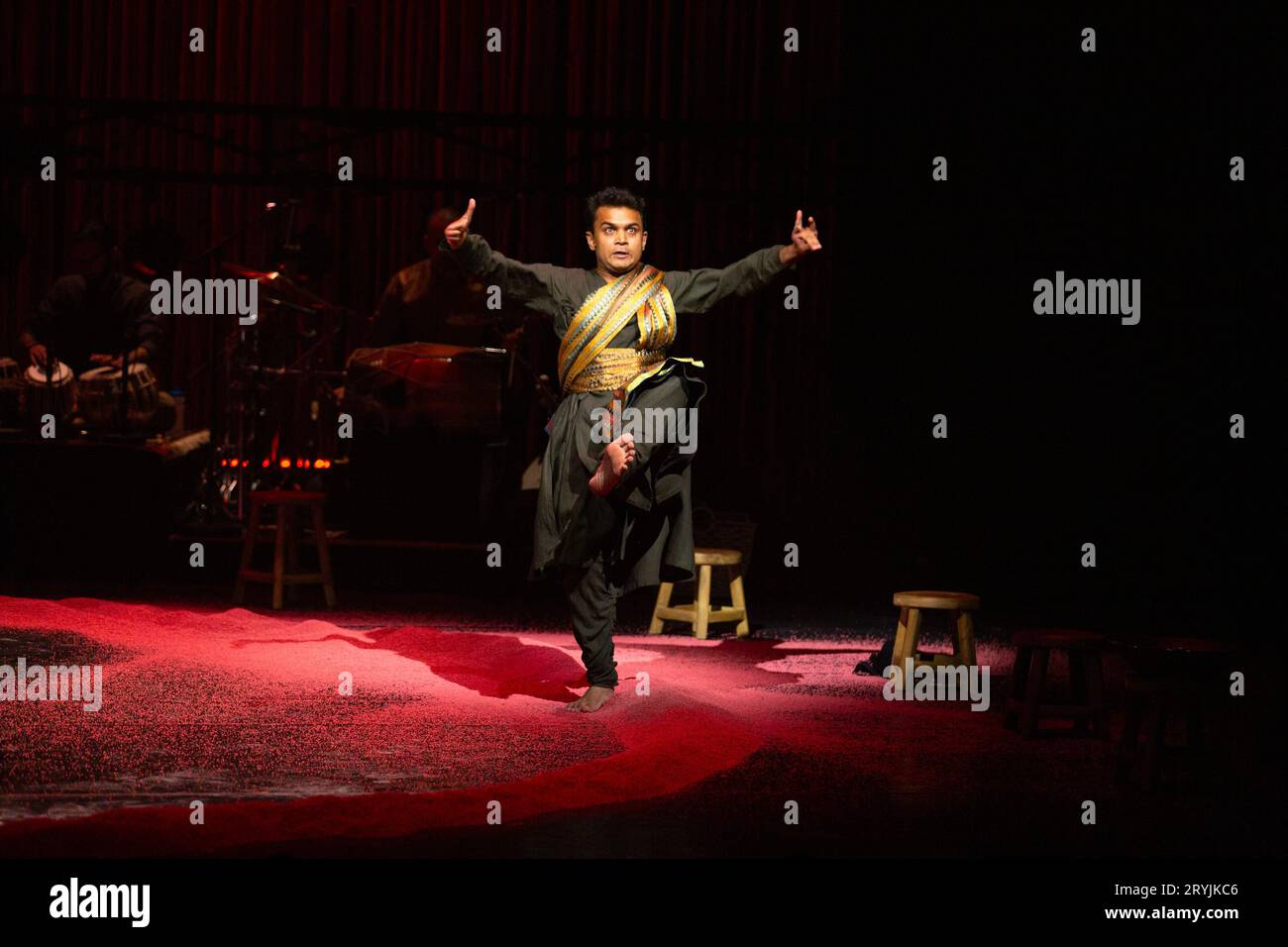 Jay Emmanuel dans LE MAHABHARATA présenté par Why Not Theatre (Toronto, Canada) au Barbican Theatre, Londres EC2 01/10/2023 musique originale et son : John Gzowski & Suba Sankaran décor : Lorenzo Savoini costumes : Gillian Gallow éclairage : Kevin Lamotte projections : Hana S Kim chorégraphie : Brandy Leary réalisateurs: ravi Jain et Miriam Fernandes Banque D'Images