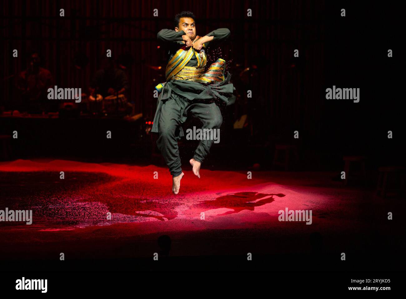 Jay Emmanuel dans LE MAHABHARATA présenté par Why Not Theatre (Toronto, Canada) au Barbican Theatre, Londres EC2 01/10/2023 musique originale et son : John Gzowski & Suba Sankaran décor : Lorenzo Savoini costumes : Gillian Gallow éclairage : Kevin Lamotte projections : Hana S Kim chorégraphie : Brandy Leary réalisateurs: ravi Jain et Miriam Fernandes Banque D'Images