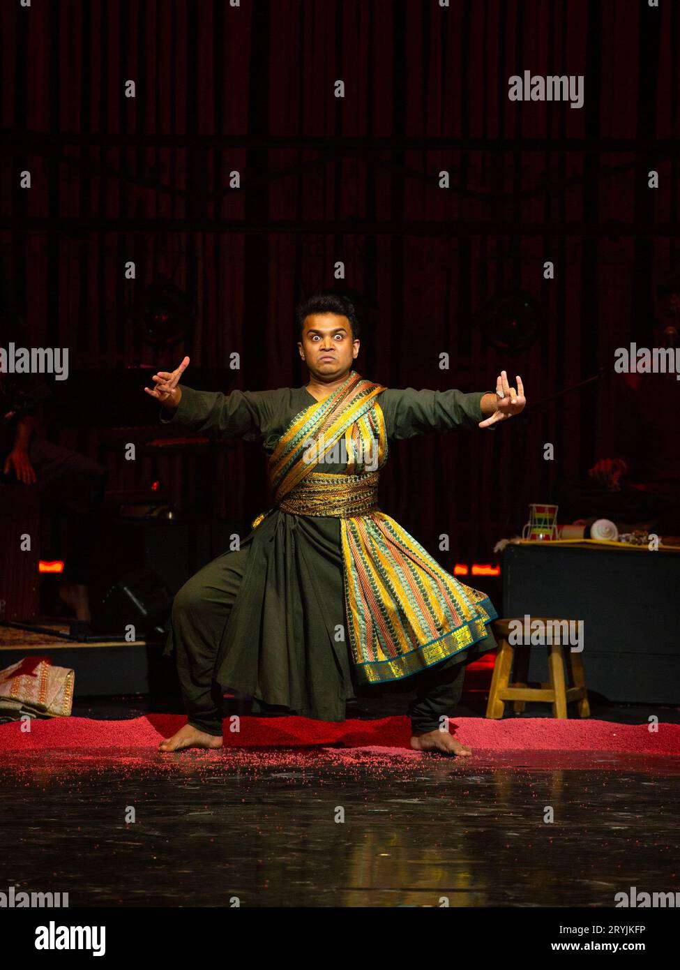 Jay Emmanuel dans LE MAHABHARATA présenté par Why Not Theatre (Toronto, Canada) au Barbican Theatre, Londres EC2 01/10/2023 musique originale et son : John Gzowski & Suba Sankaran décor : Lorenzo Savoini costumes : Gillian Gallow éclairage : Kevin Lamotte projections : Hana S Kim chorégraphie : Brandy Leary réalisateurs: ravi Jain et Miriam Fernandes Banque D'Images