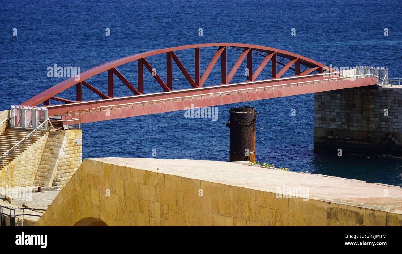 Pont St Elmo. Une passerelle moderne à une travée, reliant le fort Saint Elmo et l'entrée de Grand Harbour, inspirée par le design de son prédécesseur historique. Banque D'Images