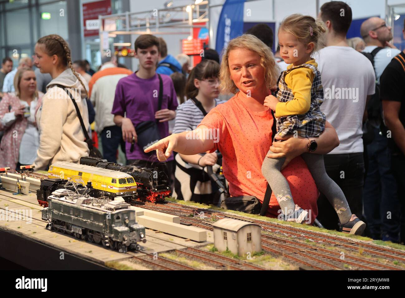 Messe Hobby Spiel Freizeit in Leipzig Leipzig 1.1.2023 neues Messegelände Hobby-Spiel-Freizeit zog wieder zahlreiches Publikum in die Messestadt. Neben Modelleisenbahnen, Trucks wurde auch zahlreiche Spielneuheiten präsentiert Altenburg Sachsen Allemagne *** Foire Hobby Spiel Freizeit à Leipzig Leipzig 1 1 2023 nouveau champ de foire Hobby Spiel Freizeit a de nouveau attiré de grandes foules à la ville de foire en plus des trains miniatures, Trucks a également été présenté de nombreuses nouveautés de jeu Altenburg Saxe Allemagne crédit : Imago / Alamy Live News Banque D'Images