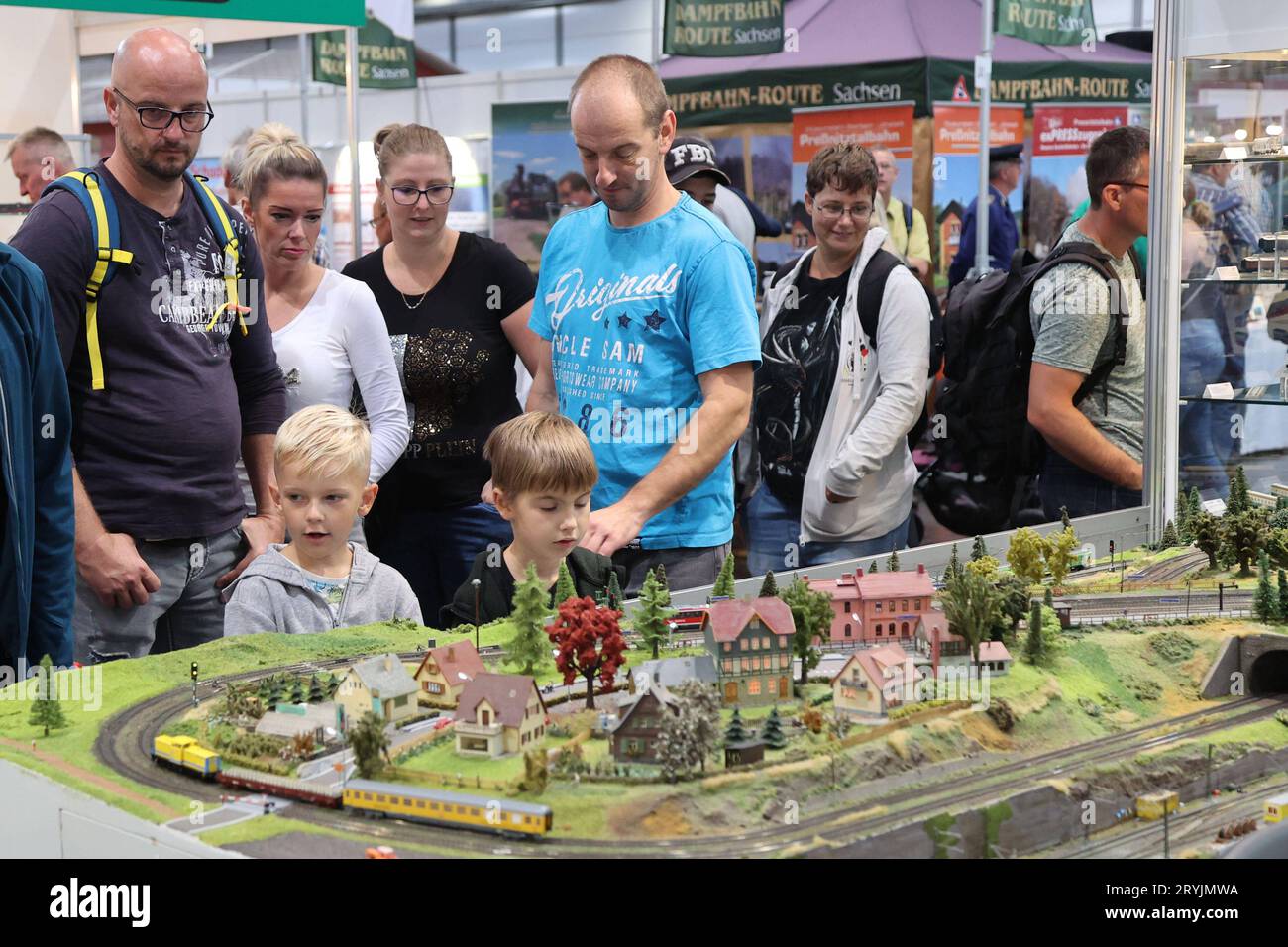 Messe Hobby Spiel Freizeit in Leipzig Leipzig 1.1.2023 neues Messegelände Hobby-Spiel-Freizeit zog wieder zahlreiches Publikum in die Messestadt. Neben Modelleisenbahnen, Trucks wurde auch zahlreiche Spielneuheiten präsentiert Altenburg Sachsen Allemagne *** Foire Hobby Spiel Freizeit à Leipzig Leipzig 1 1 2023 nouveau champ de foire Hobby Spiel Freizeit a de nouveau attiré de grandes foules à la ville de foire en plus des trains miniatures, Trucks a également été présenté de nombreuses nouveautés de jeu Altenburg Saxe Allemagne crédit : Imago / Alamy Live News Banque D'Images
