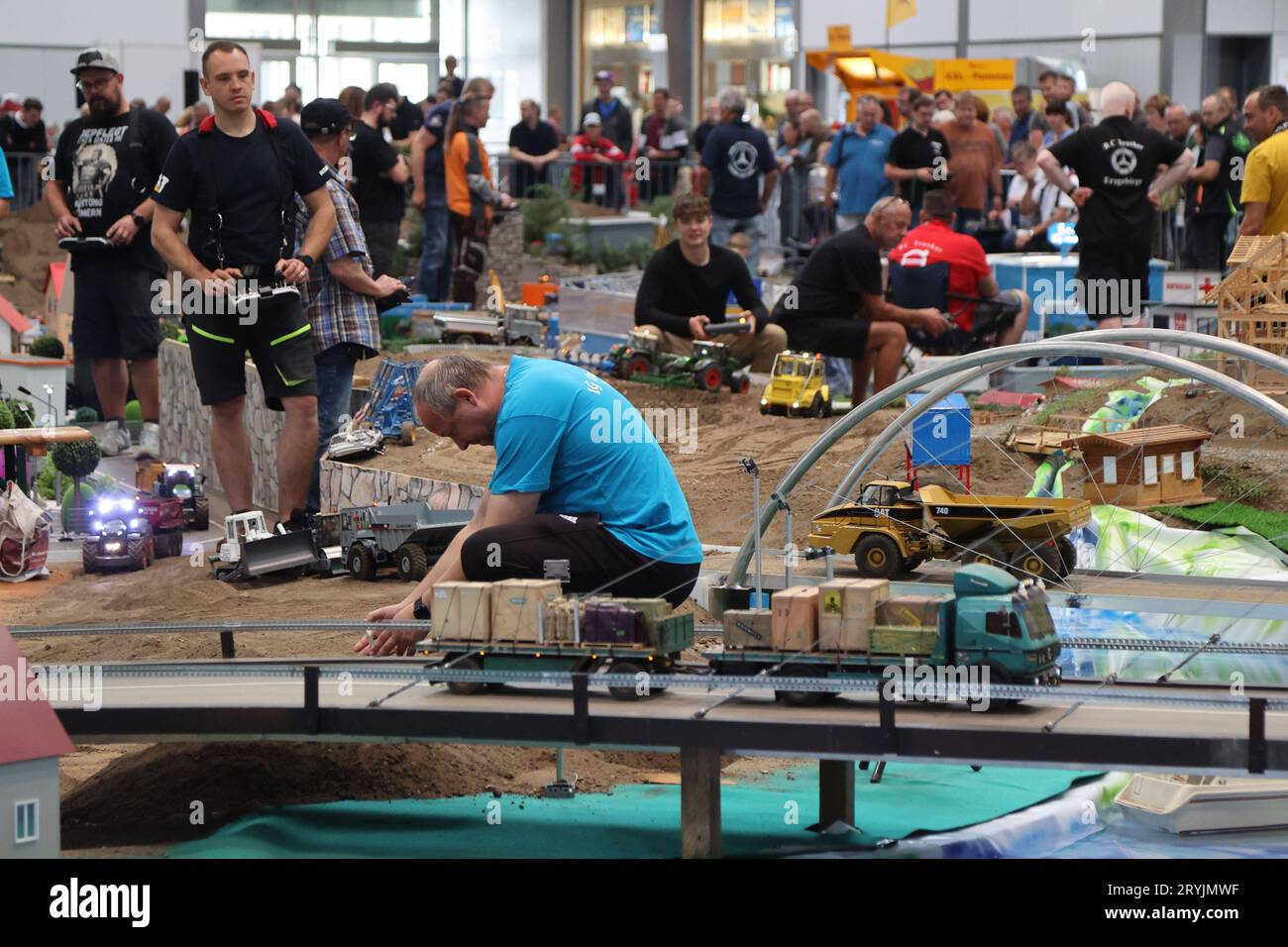 Messe Hobby Spiel Freizeit in Leipzig Leipzig 1.1.2023 neues Messegelände Hobby-Spiel-Freizeit zog wieder zahlreiches Publikum in die Messestadt. Neben Modelleisenbahnen, Trucks wurde auch zahlreiche Spielneuheiten präsentiert Altenburg Sachsen Allemagne *** Foire Hobby Spiel Freizeit à Leipzig Leipzig 1 1 2023 nouveau champ de foire Hobby Spiel Freizeit a de nouveau attiré de grandes foules à la ville de foire en plus des trains miniatures, Trucks a également été présenté de nombreuses nouveautés de jeu Altenburg Saxe Allemagne crédit : Imago / Alamy Live News Banque D'Images