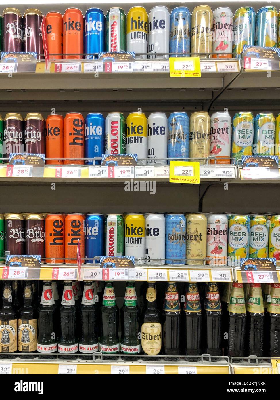 25.09.2023, Ukraine, Kharkiv, une étagère dans un supermarché avec de la bière en conserve Banque D'Images