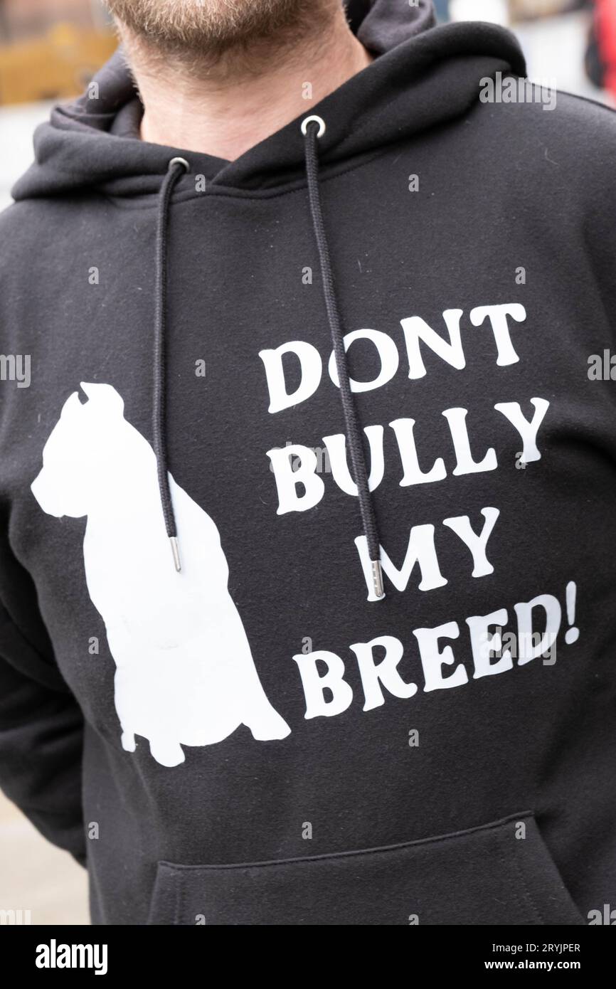 Manchester, Royaume-Uni. 1 octobre 2023. Les propriétaires de XL Bully Dogs protestent devant la conférence du Parti conservateur contre l'interdiction de la race. Crédit : Mark Lear / Alamy Live News Banque D'Images