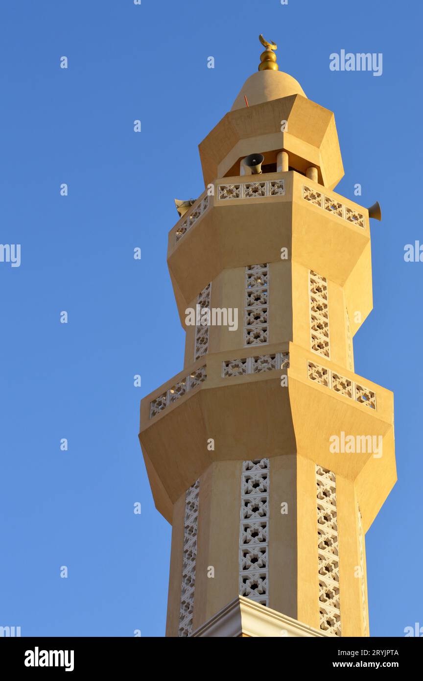 Un minaret haut avec ornement doré d'une mosquée contre le ciel bleu, minaret ou tour aspirant au ciel, religion islamique et concept d'architecture, sele Banque D'Images
