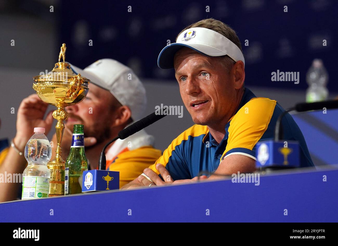 Le capitaine Luke Donald de l'équipe Europe avec la Ryder Cup lors d'une conférence de presse le troisième jour de la 44e Ryder Cup au Marco Simone Golf and Country Club, Rome, Italie. Date de la photo : dimanche 1 octobre 2023. Banque D'Images