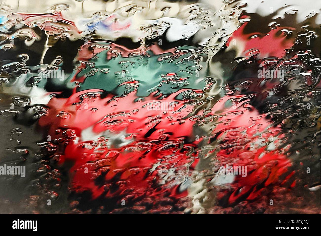 Vue floue de la voiture à travers une fenêtre imbibée de pluie sur une voiture rouge, Islande Banque D'Images