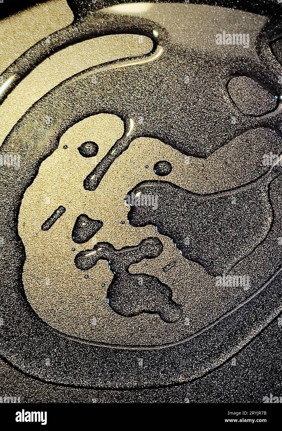 Le pétrole dans une casserole ressemble à un visage, Witten, Rhénanie-du-Nord-Westphalie, Allemagne, Europe Banque D'Images