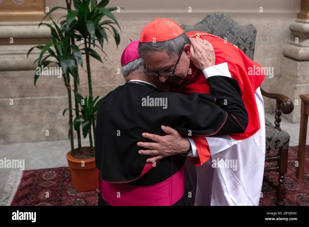 Cité du Vatican, Vatican, 30 septembre 2023. Nouvellement élu Cardinal Luis Josè Rueda Aparicio lors des visites de courtoisie au palais Apostilique. Le Pape François élève 21 nouveaux cardinaux lors du Consistoire public ordinaire à St. Place Pierre au vatican. Maria Grazia Picciarella/Alamy Live News Banque D'Images