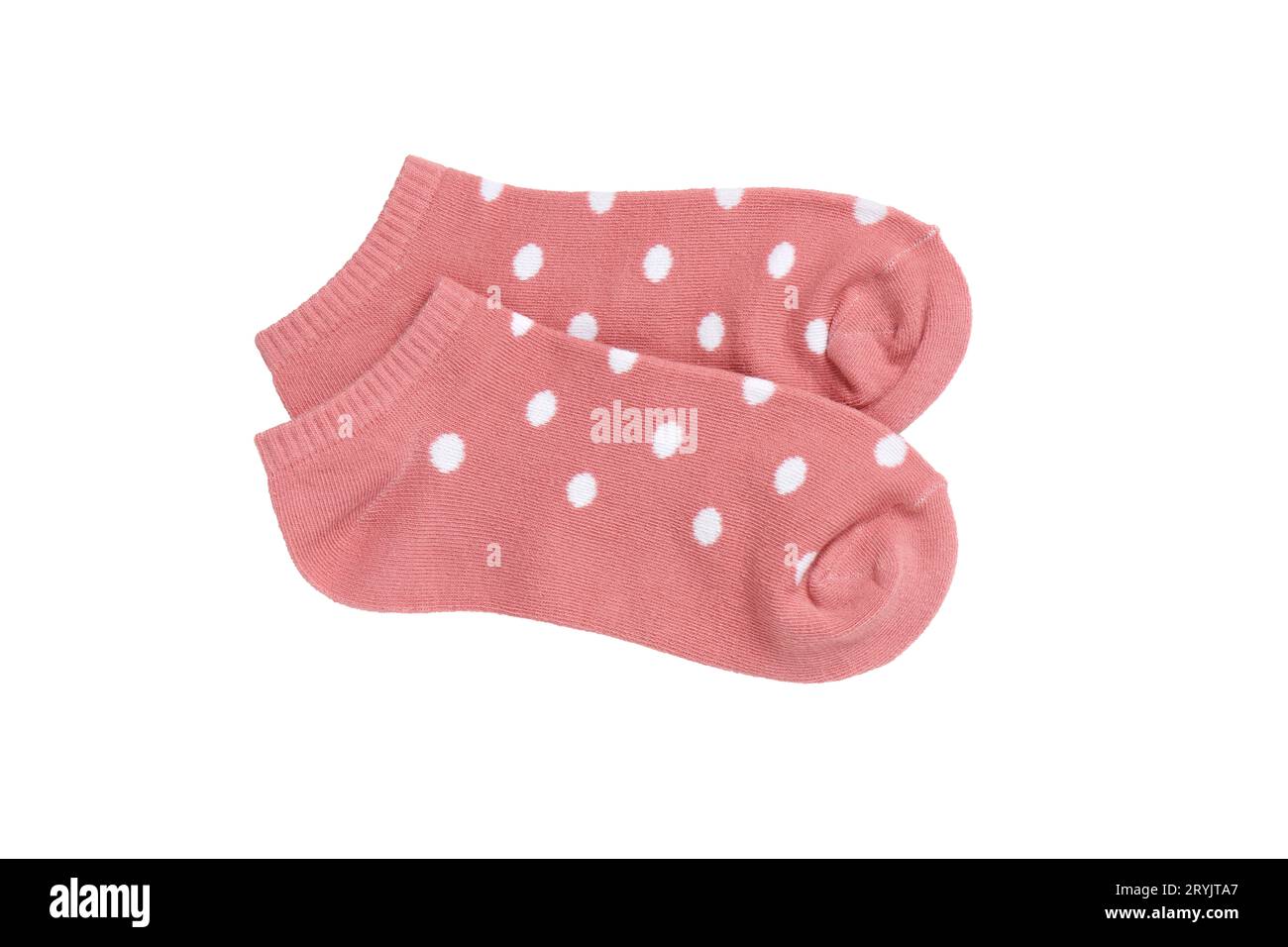 Chaussettes de cheville à pois roses sur fond blanc, isolées Banque D'Images