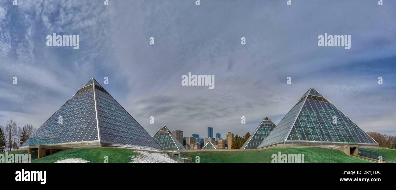 Edmonton, Alberta. 30 mars 2023. Vue panoramique sur le Conservatoire Muttart, jardins botaniques pyramides de verre avec tropical et Banque D'Images