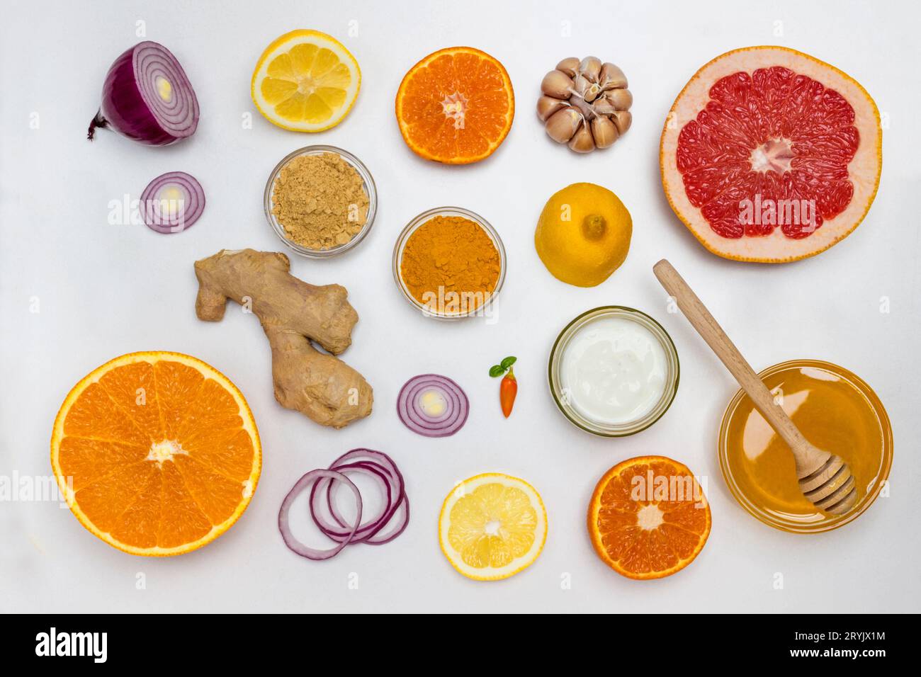 Ensemble d'aliments sains pour stimuler le système immunitaire. Agrumes, gingembre, miel, ail, oignons. Nutrition médicale à domicile, prévention de la grippe. Fond blanc. Plat l Banque D'Images
