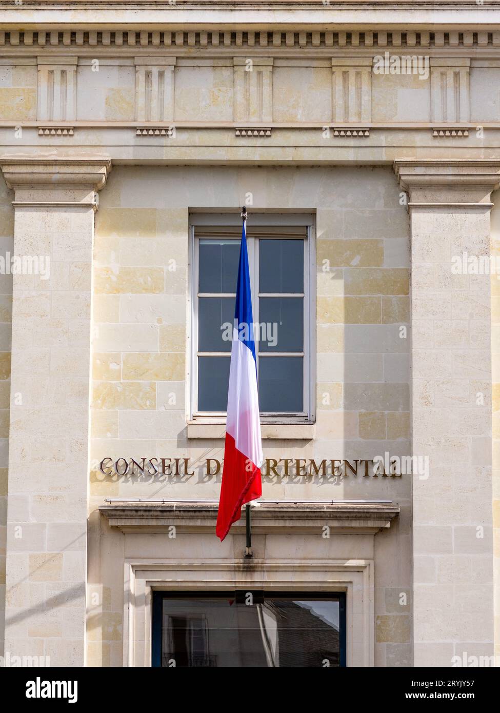 Drapeau français flottant au-dessus de la porte d'entrée des bureaux du gouvernmant - Tours, Indre-et-Loire (37), France. Banque D'Images