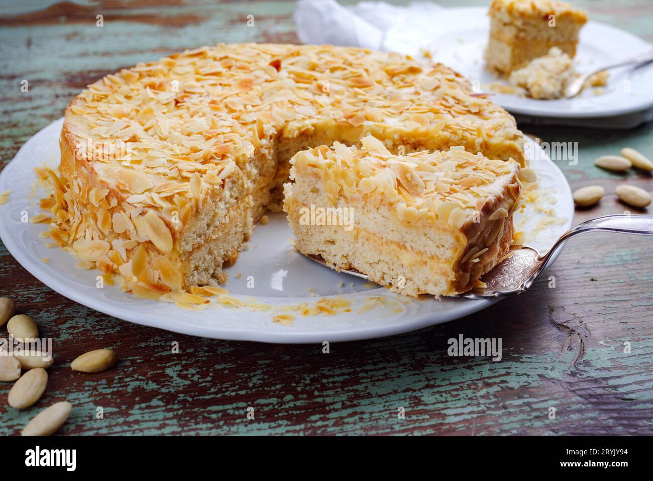 Gâteau aux amandes suédois traditionnel avec flocons d'amandes servi en gros plan sur une assiette au design classique Banque D'Images