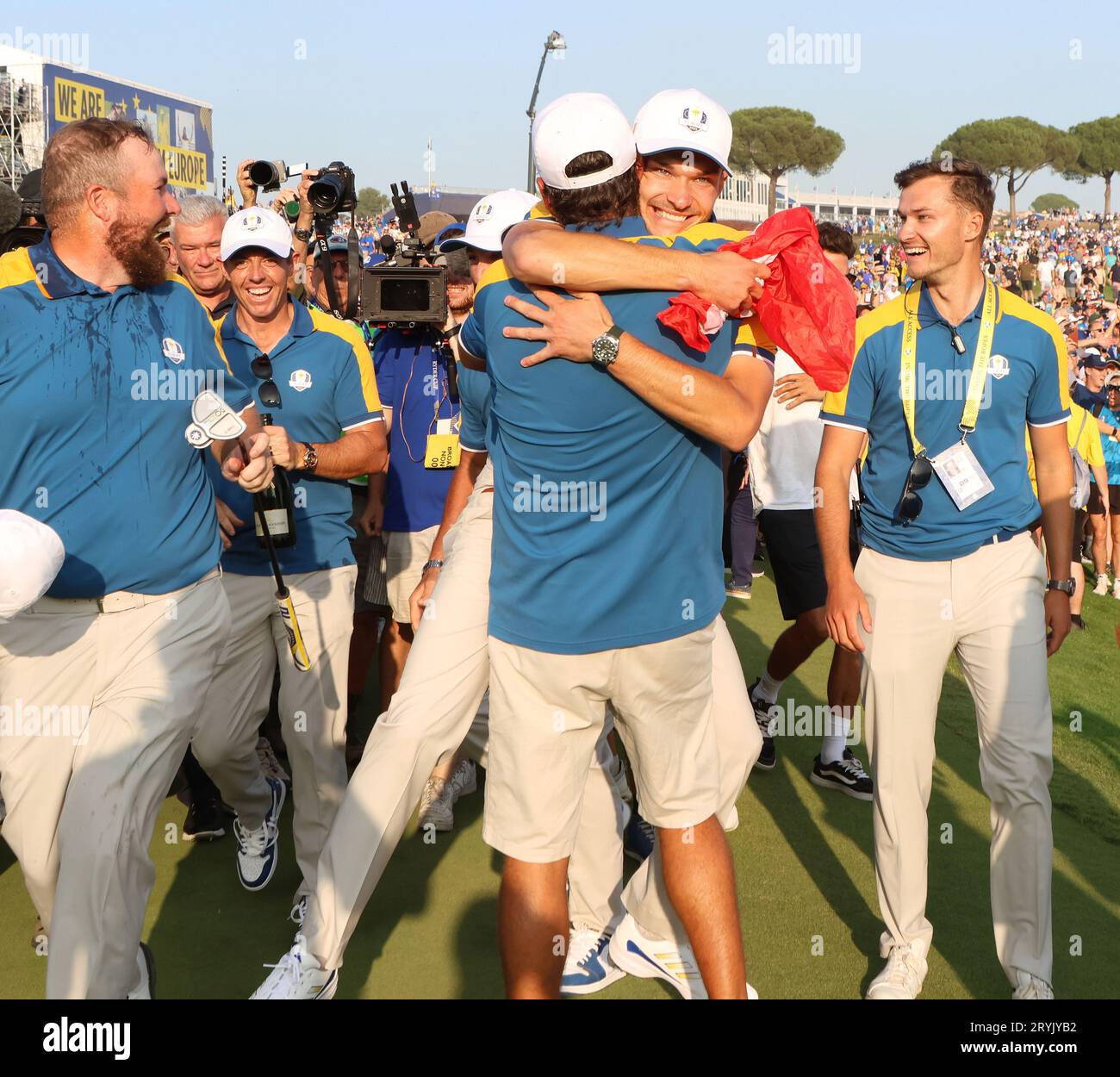 Rome, Italie. 01 octobre 2023. Team Europe célèbre après avoir remporté la Ryder Cup en battant Team USA par quatorze points et demi à dix points lors de la dernière journée de la Ryder Cup au Marco Simone Golf Club, Rome, Italie, le dimanche 01 octobre 2023. Photo Hugo Philpott /UPI crédit : UPI/Alamy Live News Banque D'Images