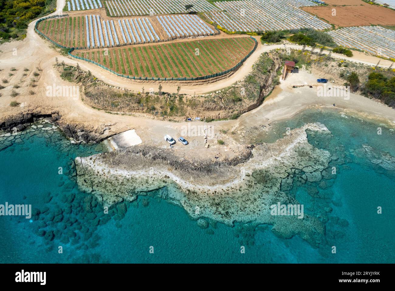 Vue aérienne par drone des serres en rangée, des légumes et des fruits près d'une côte. Culture alimentaire, bio produits Banque D'Images