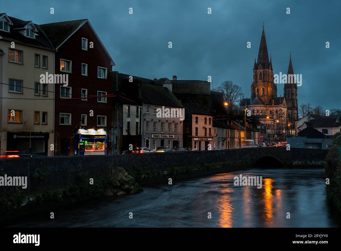 Paysage urbain de la ville de liège et de la rivière lee en Irlande europe. Cathédrale fin barre Banque D'Images
