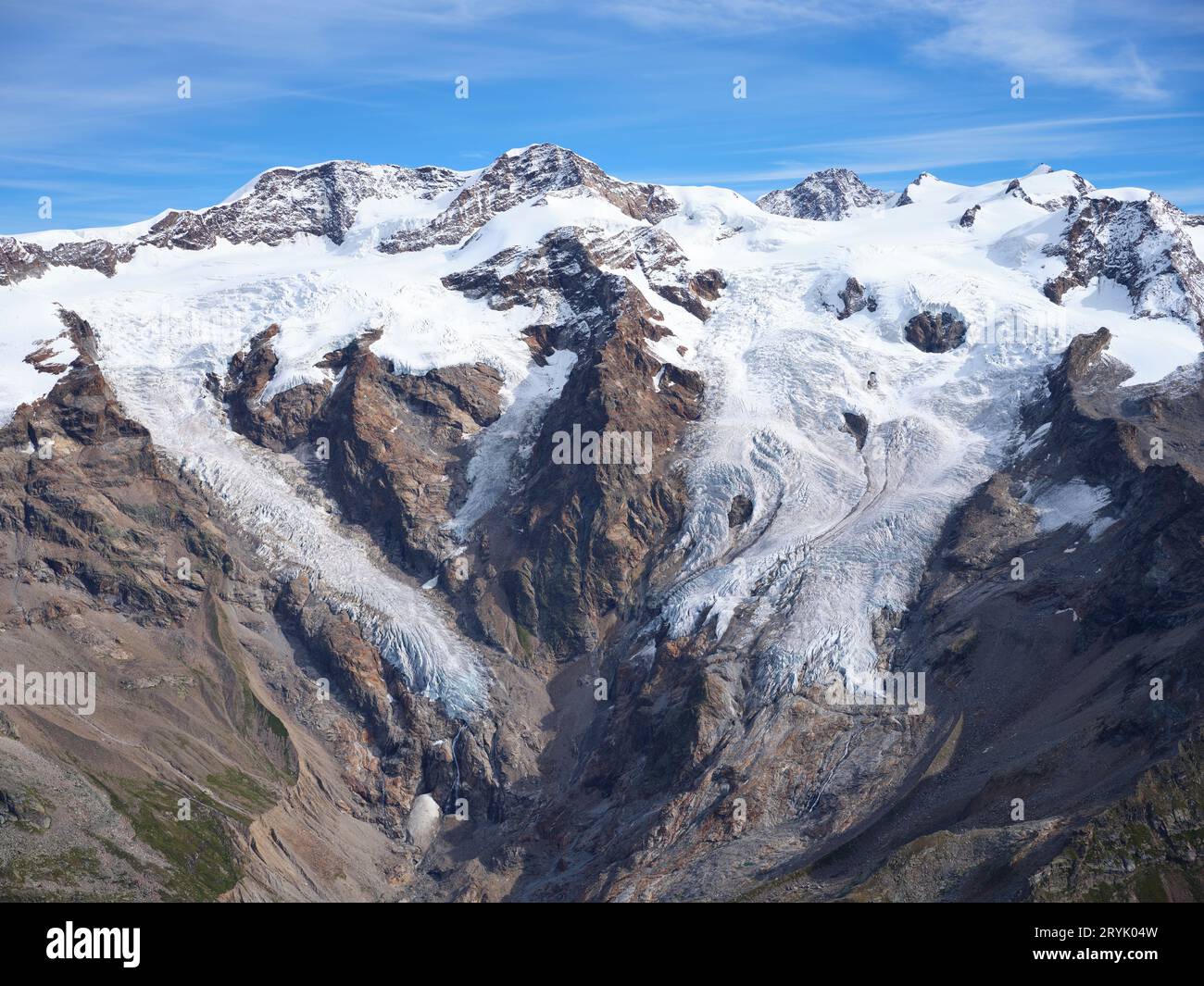 VUE AÉRIENNE. Côté sud et italien du massif du Monte Rosa avec le glacier de la Lys dans la haute vallée de la Lys. Vallée d'Aoste, Italie. Banque D'Images