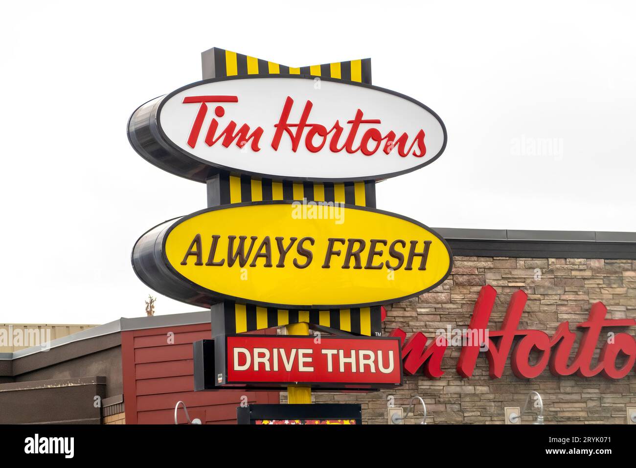 Calgary, Alberta, Canada. 04 avril 2023. Un panneau Tim Hortons, toujours frais et drive. Banque D'Images