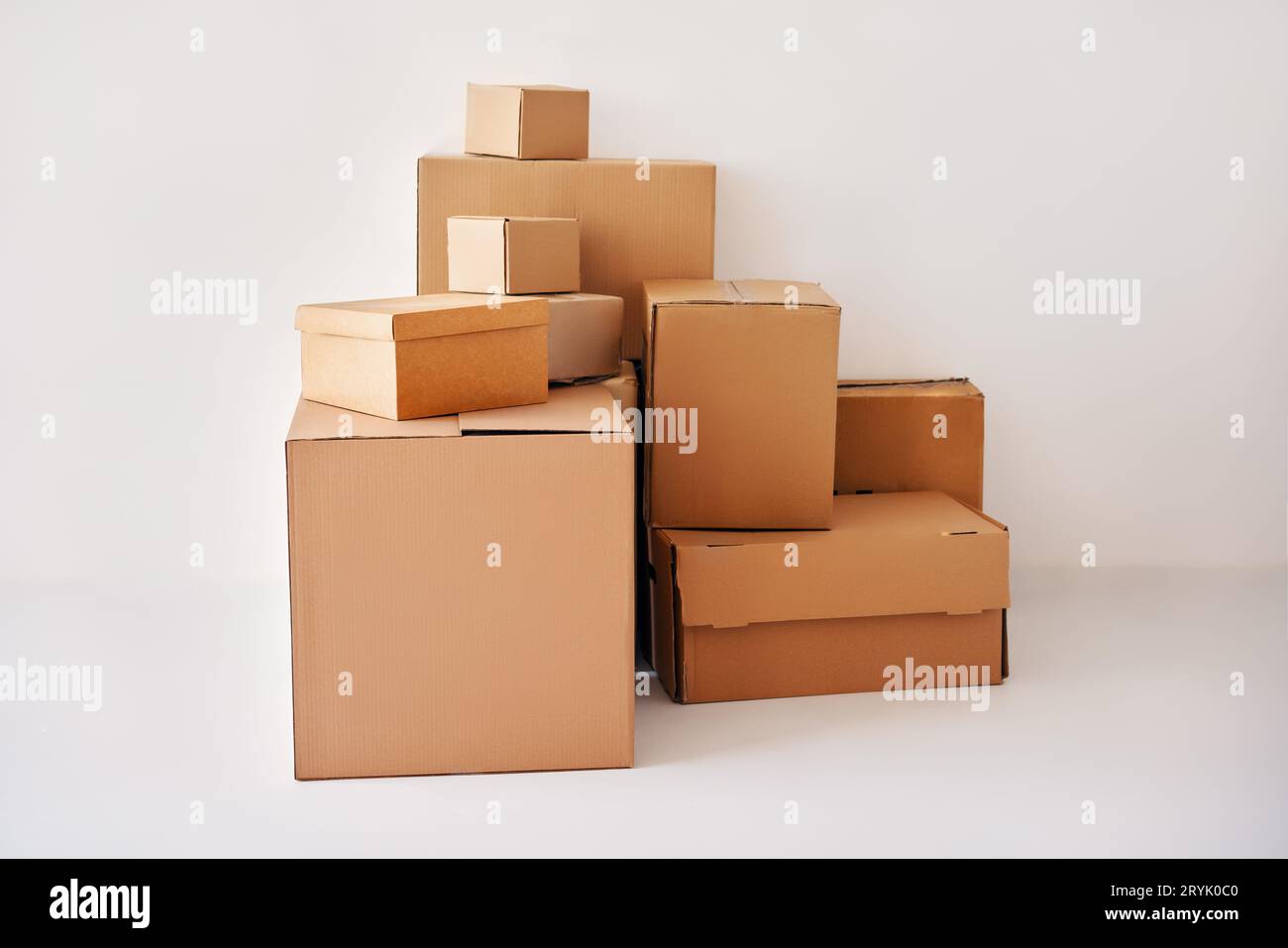 Tas de boîtes en carton sur fond blanc Banque D'Images