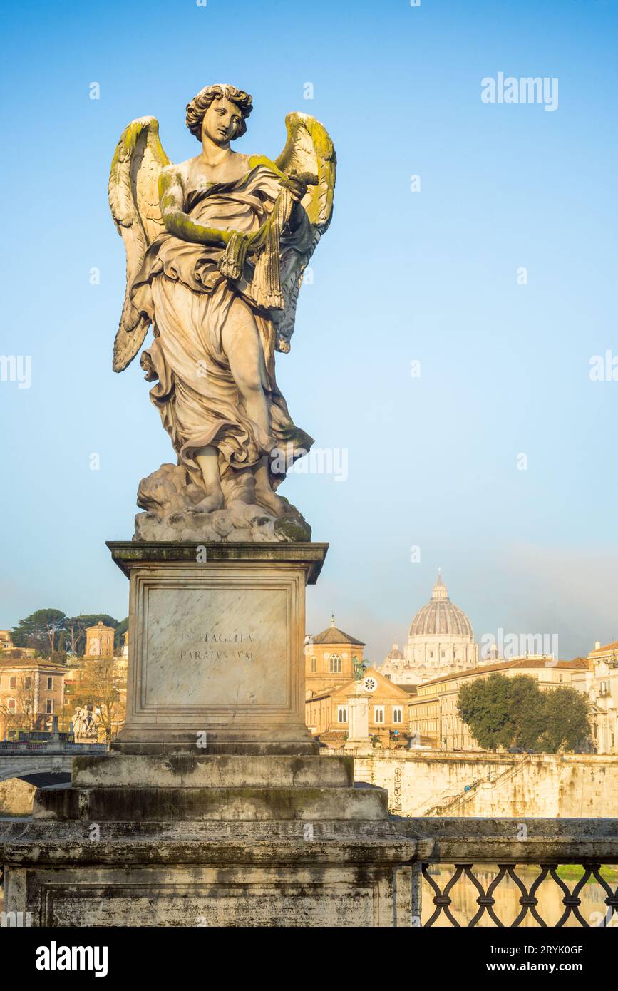 Sculpture d'ange du Bernin célèbre sur le pont San Angelo à Rome, Italie Banque D'Images