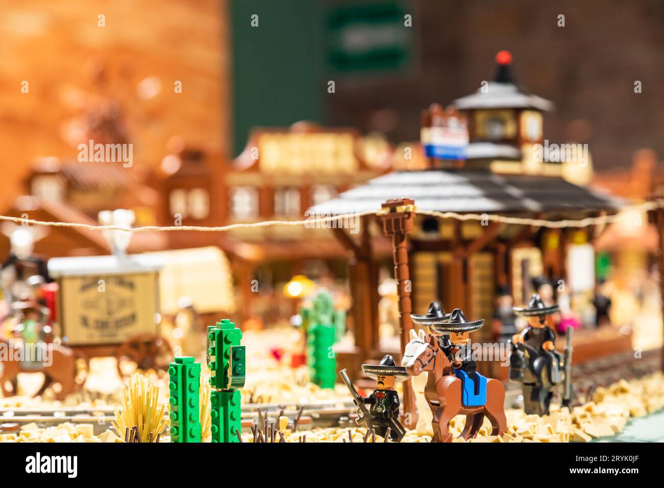 Blocs de construction en plastique coloré - plaisir et éducation Banque D'Images