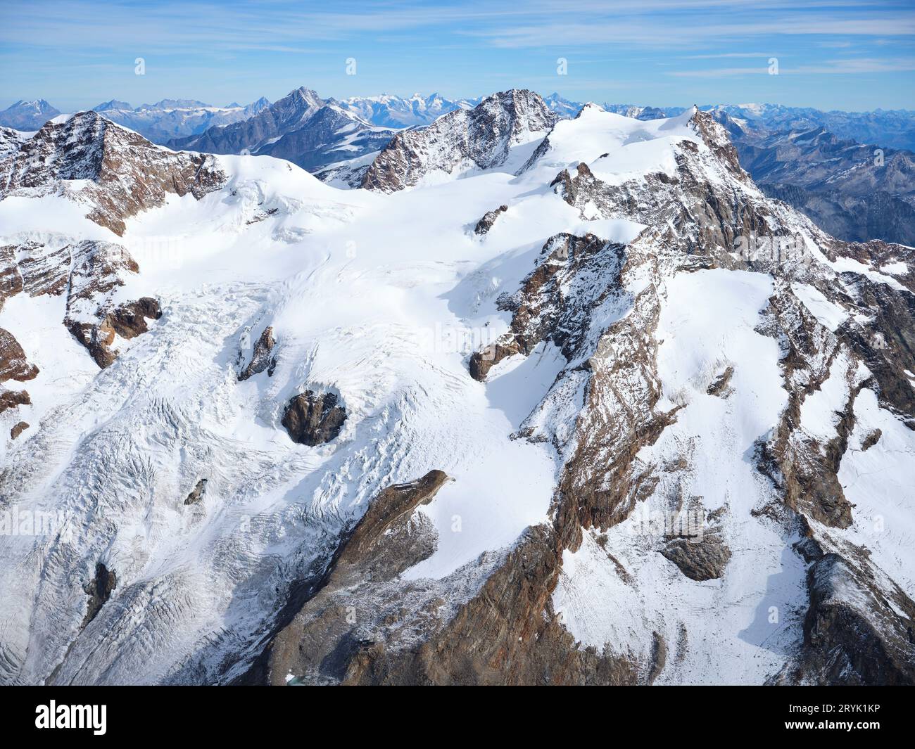 VUE AÉRIENNE. Côté sud et italien du massif du Monte Rosa avec le glacier de la Lys dans la haute vallée de la Lys. Vallée d'Aoste, Italie. Banque D'Images