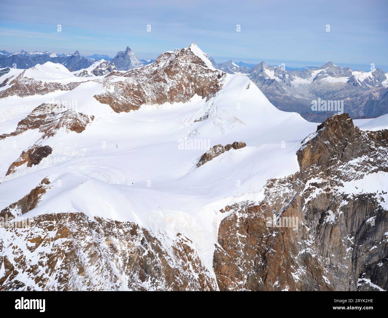 VUE AÉRIENNE. Côté italien du Lyskamm (altitude : 4533m asl) sur le massif du Monte Rosa. Vallée d'Aoste, Italie. Banque D'Images
