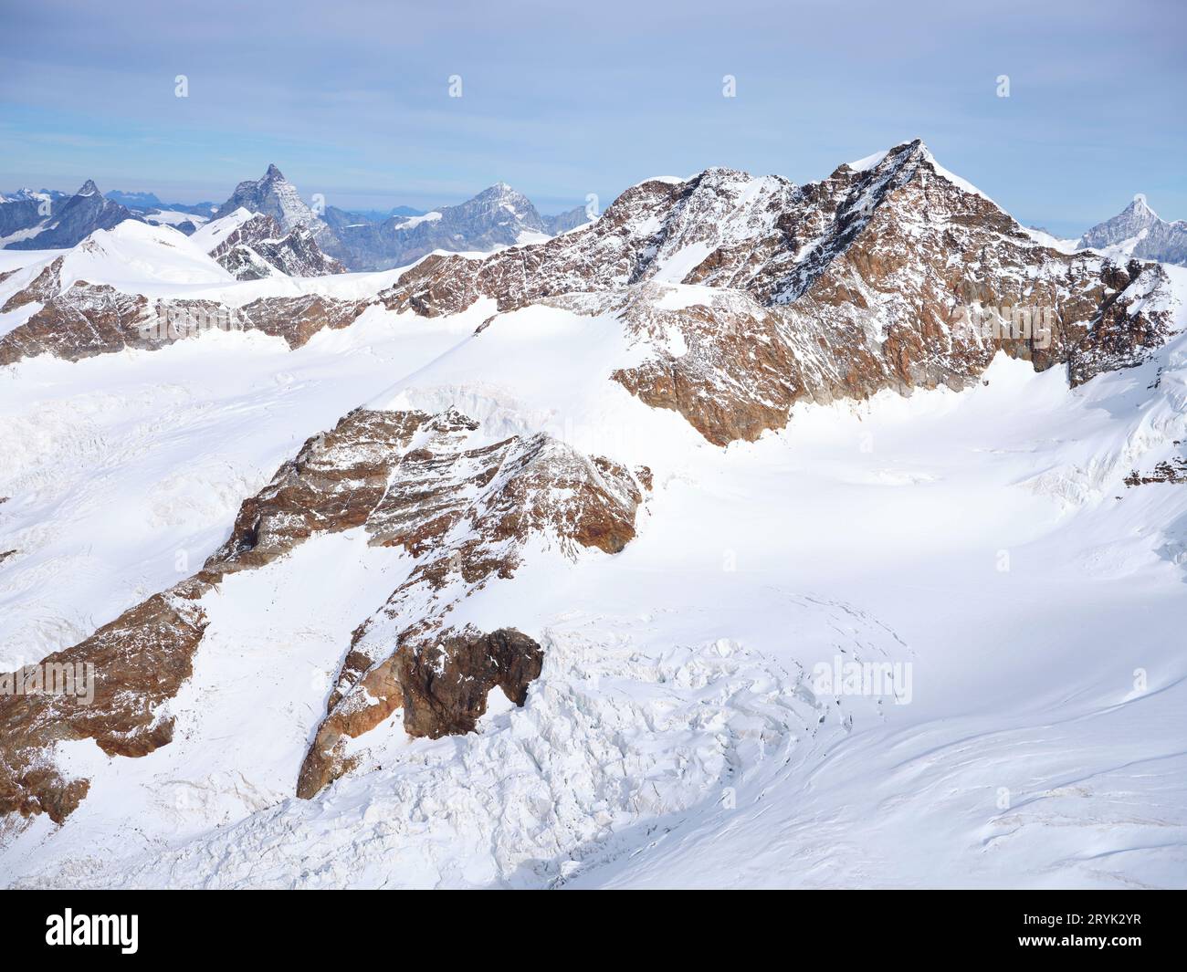 VUE AÉRIENNE. Côté italien du Lyskamm (altitude : 4533m asl) sur le massif du Monte Rosa. Vallée d'Aoste, Italie. Banque D'Images