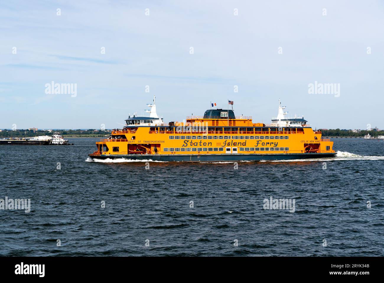 NEW YORK, ÉTATS-UNIS - 16 SEPTEMBRE 2023. Le ferry de Staten Island nommé Dorothy Day sur son chemin vers Staten Island depuis Lower Manhattan Banque D'Images