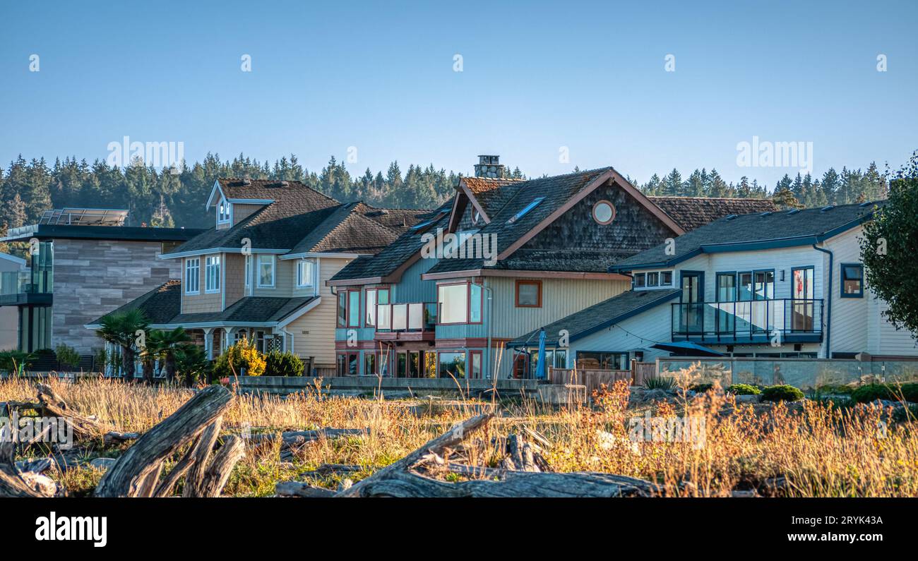Rangée de maisons résidentielles à la lumière du coucher du soleil à Vancouver Banque D'Images