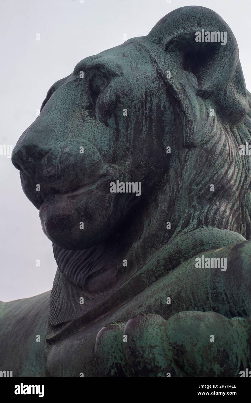 La statue du lion en bronze du pont nord (Norrbro) dans la vieille ville de Stockholm, en Suède Banque D'Images
