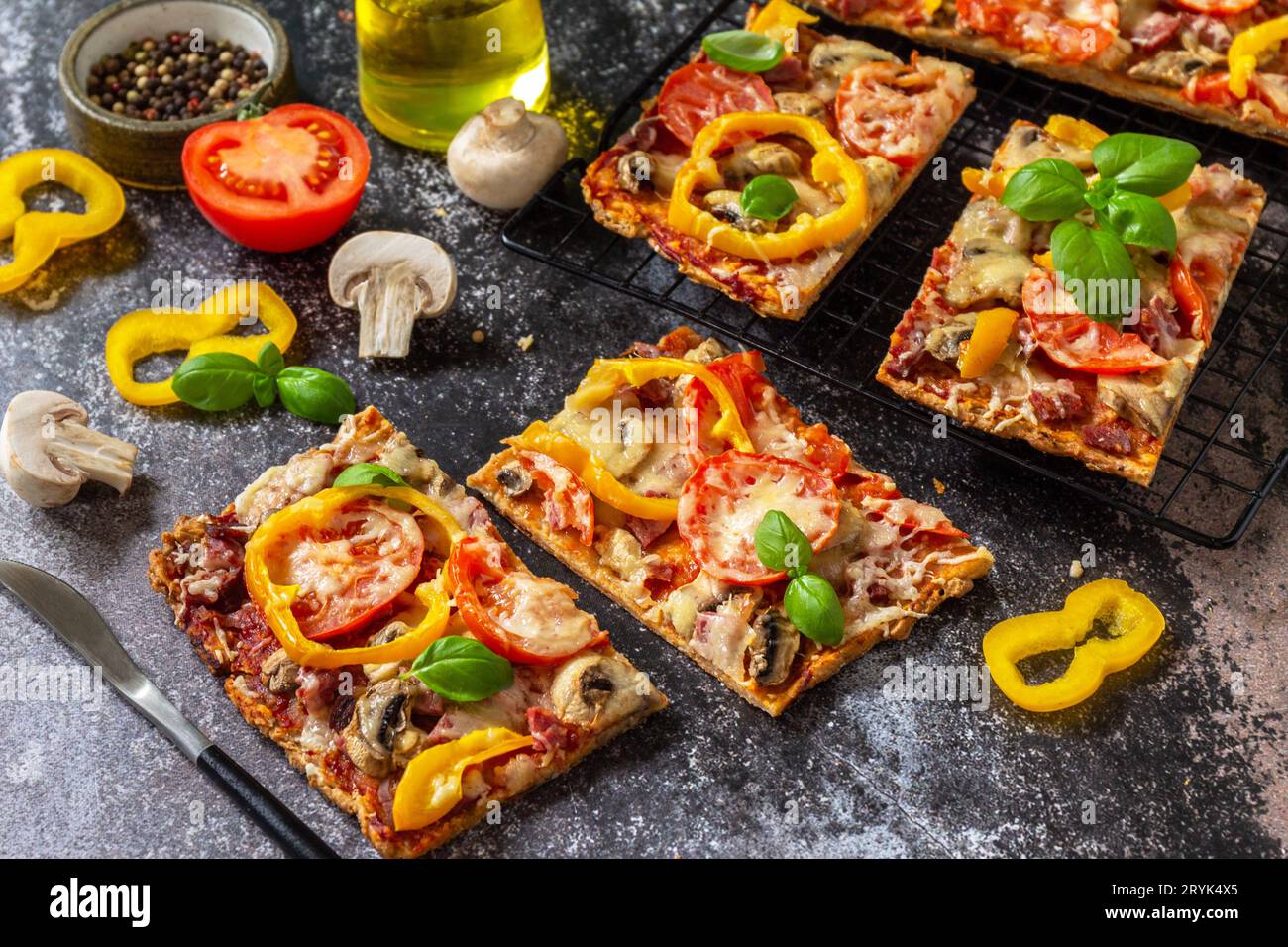 Pizza maison de style Détroit. Grande pizza rectangulaire Pepperoni aux champignons, salami et fromage sur une table en pierre. Banque D'Images