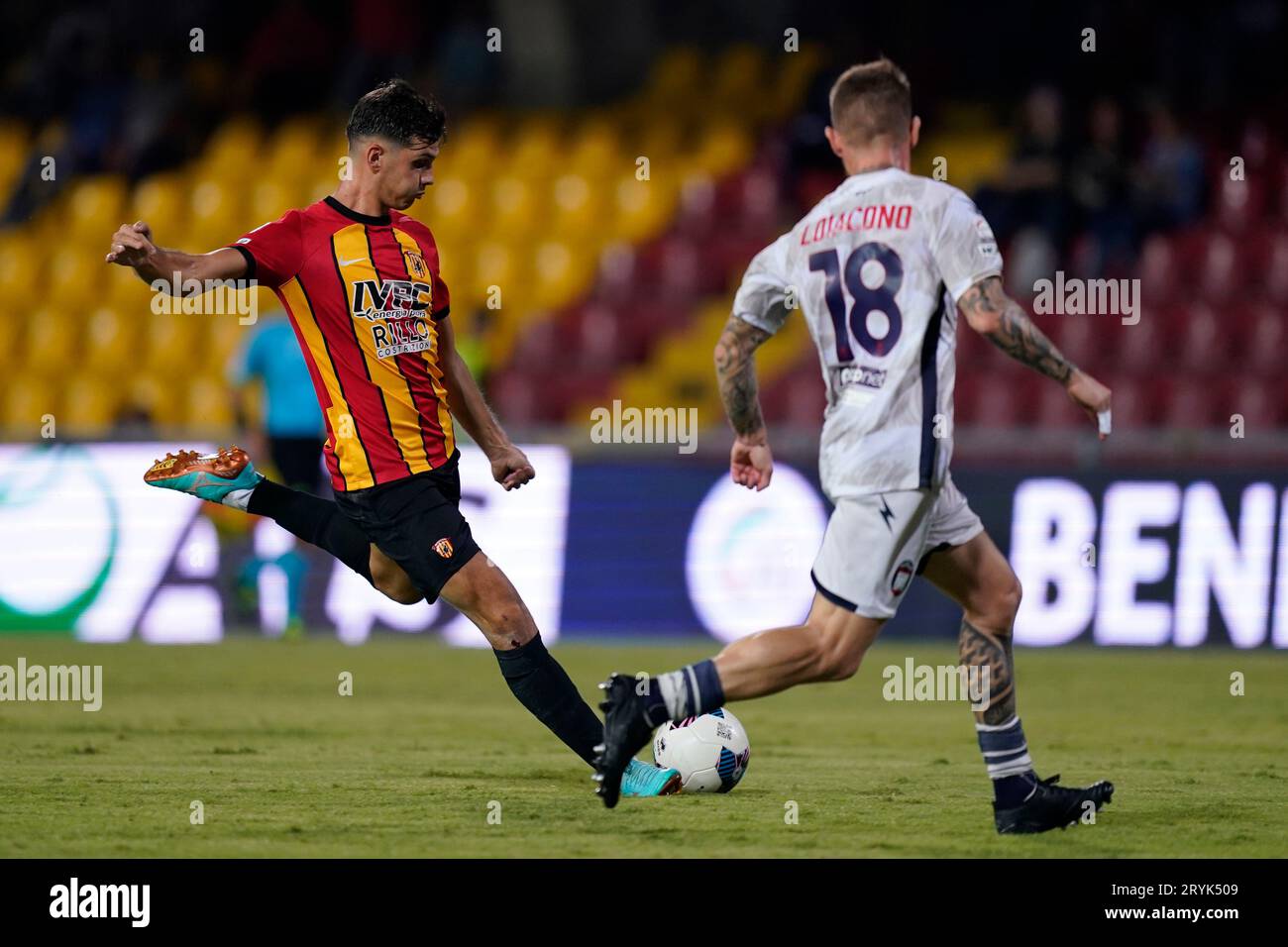 Benevento, Italie. 1 octobre 2023. Marco Pinato, Giuseppe Loiacono en action lors du match de football italien Lega Pro Benevento Calcio vs FC Crotone. Crédit : Mario Taddeo/Alamy Live News Banque D'Images