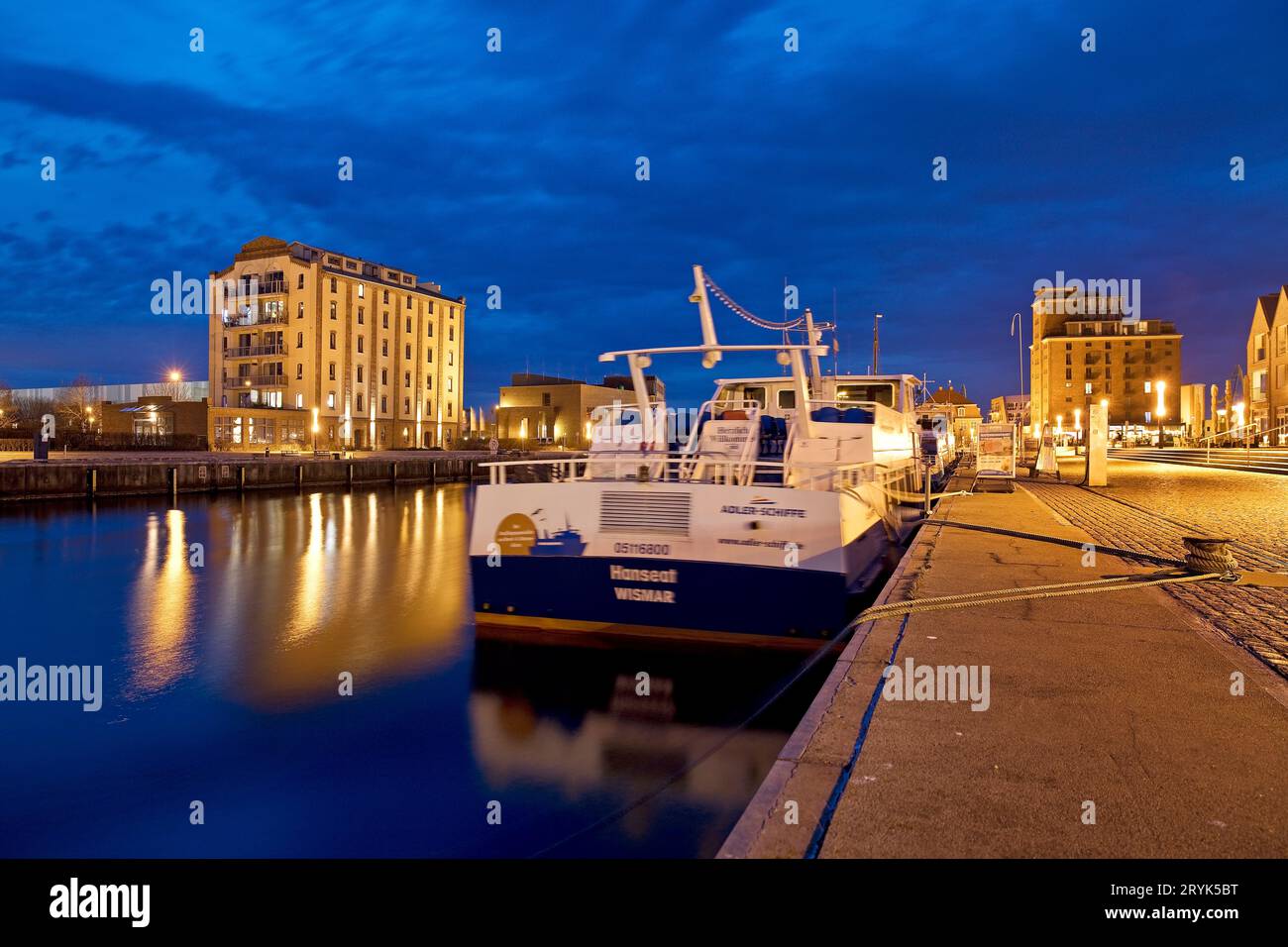 Vieux port dans la soirée, ville hanséatique de Wismar, Mecklembourg-Poméranie occidentale, Allemagne, Europe Banque D'Images