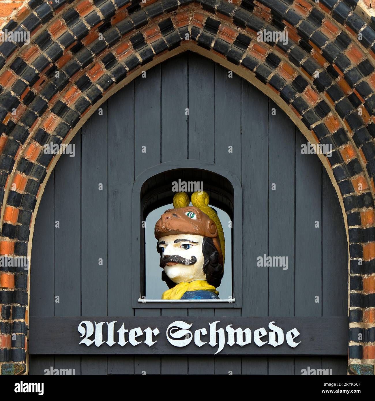 Tête de Suédois dans le portail de la maison de ville gothique Alter Schwede, Wismar, Allemagne, Europe Banque D'Images