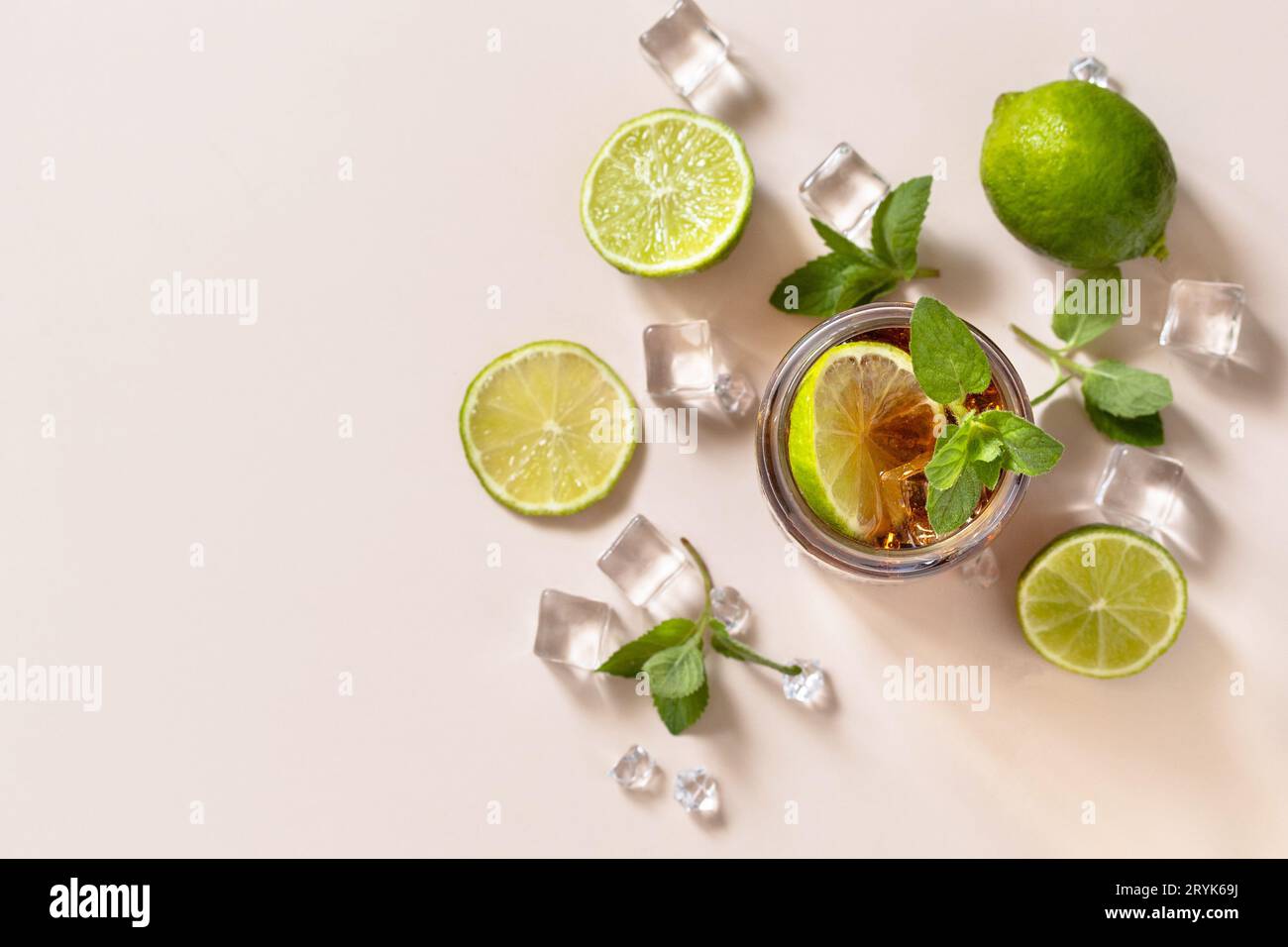 Cuba libre boisson alcoolisée, Cola avec glaçons ou limonade sur fond brun pastel. Vue de dessus fond plat. Copier spa Banque D'Images