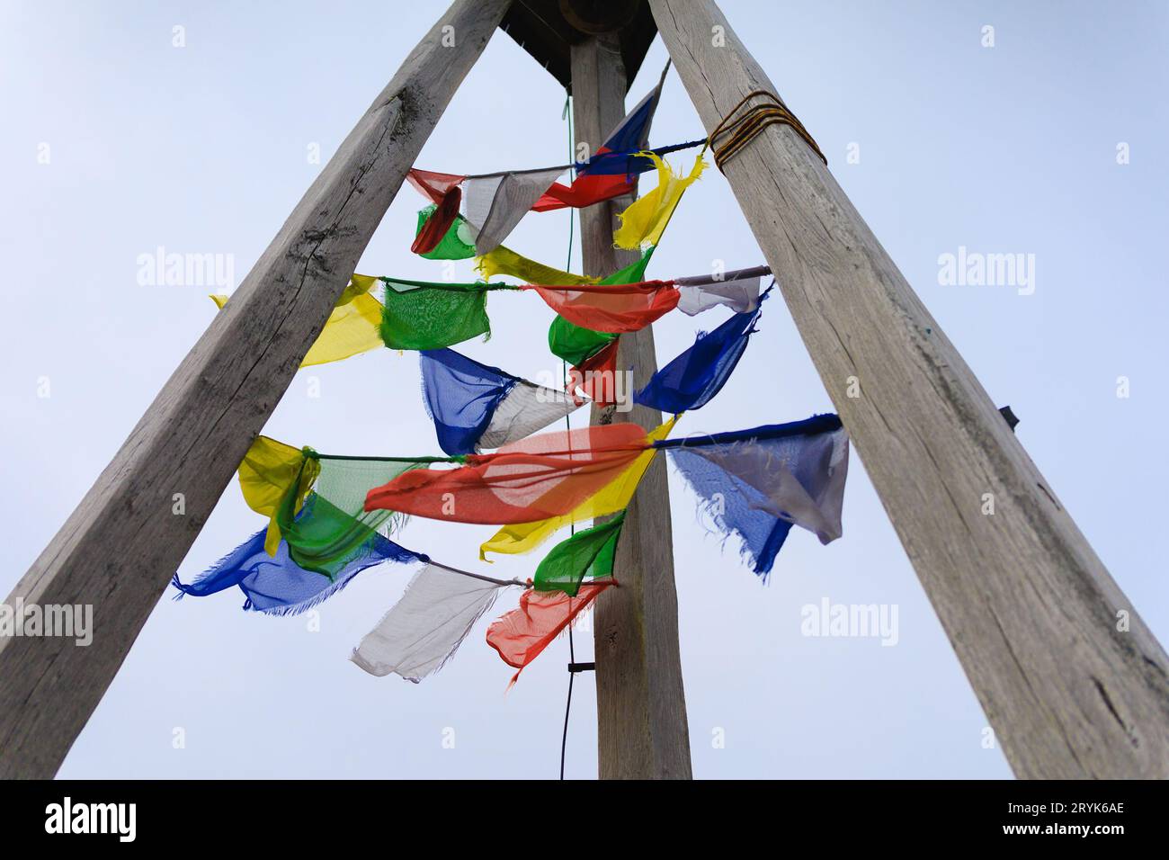 Drapeaux de prière tibétains à Svycarna, montagnes Jeseniky, République tchèque, Tchéquie. Tissu coloré enfilé sur le poteau et le poteau en bois. Les drapeaux ondulent dans le vent. Banque D'Images Drapeaux de prière tibétains à Svycarna, montagnes Jeseniky, République tchèque, Tchéquie. Tissu coloré enfilé sur le poteau et le poteau en bois. Les drapeaux ondulent dans le vent. Banque D'Images