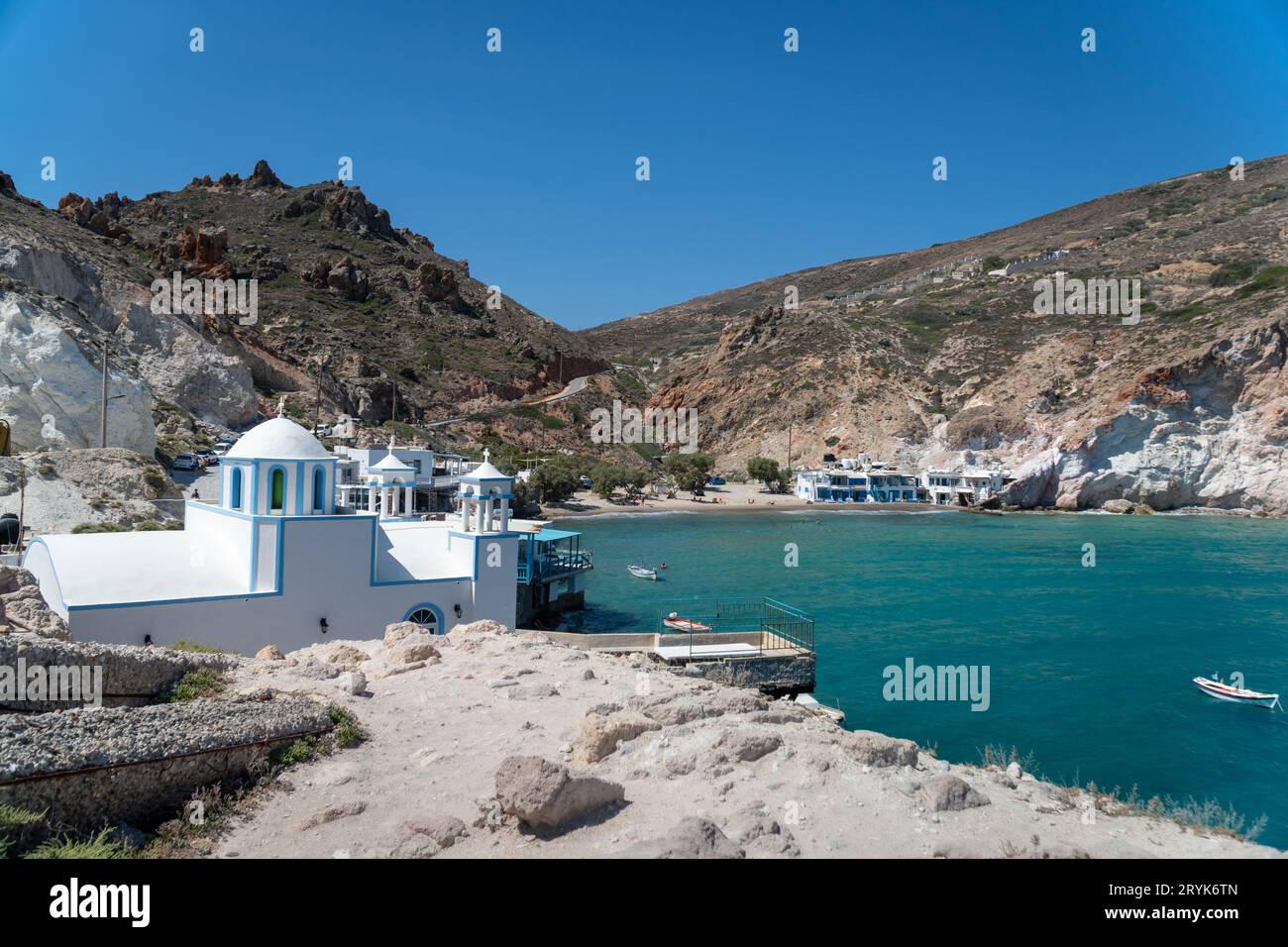 Vue sur la plage de Paralia Firopotamos à côté de l'église d'Agios Nikolaos à Milos Banque D'Images